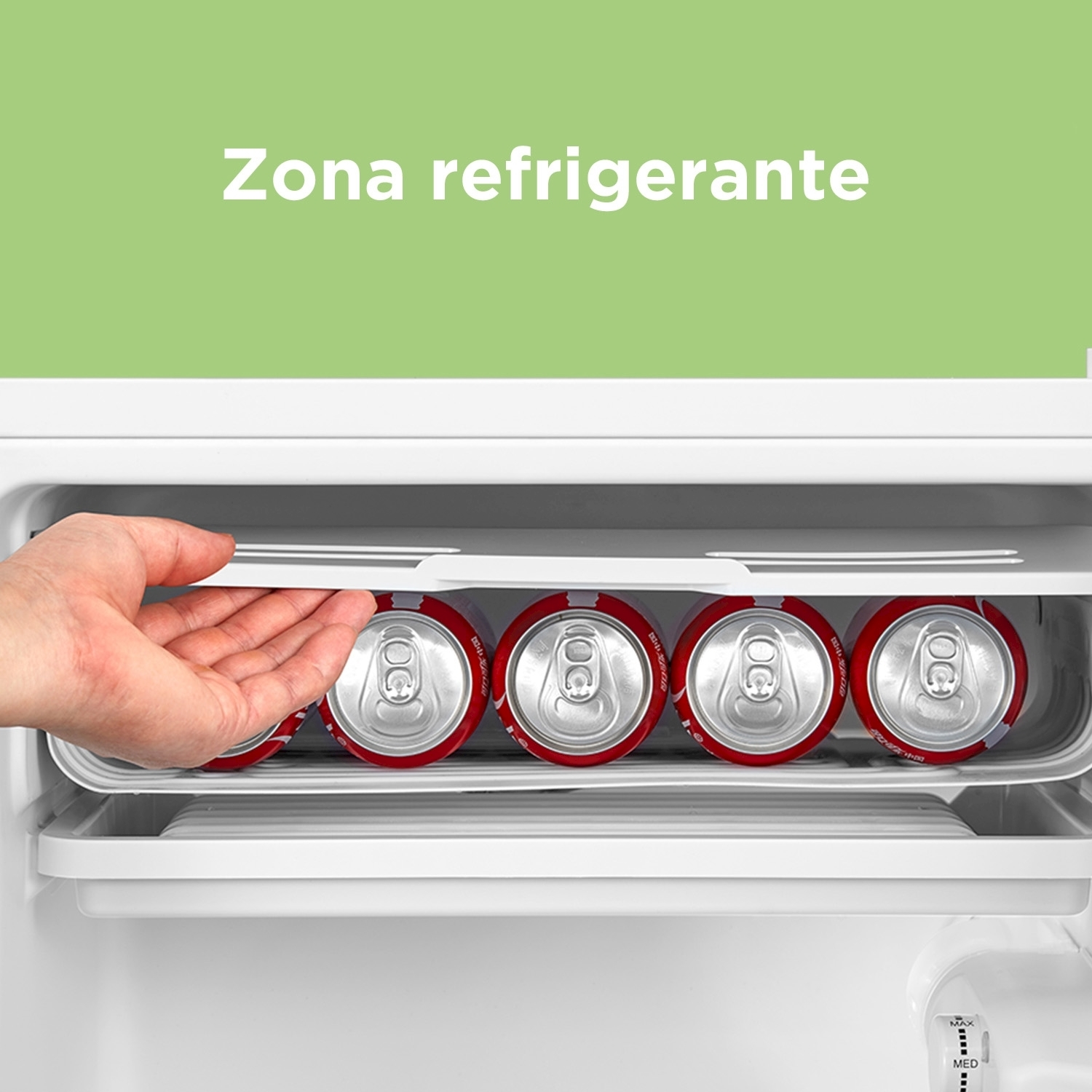 Mano che raggiunge un frigorifero con lattine di soda rosse.