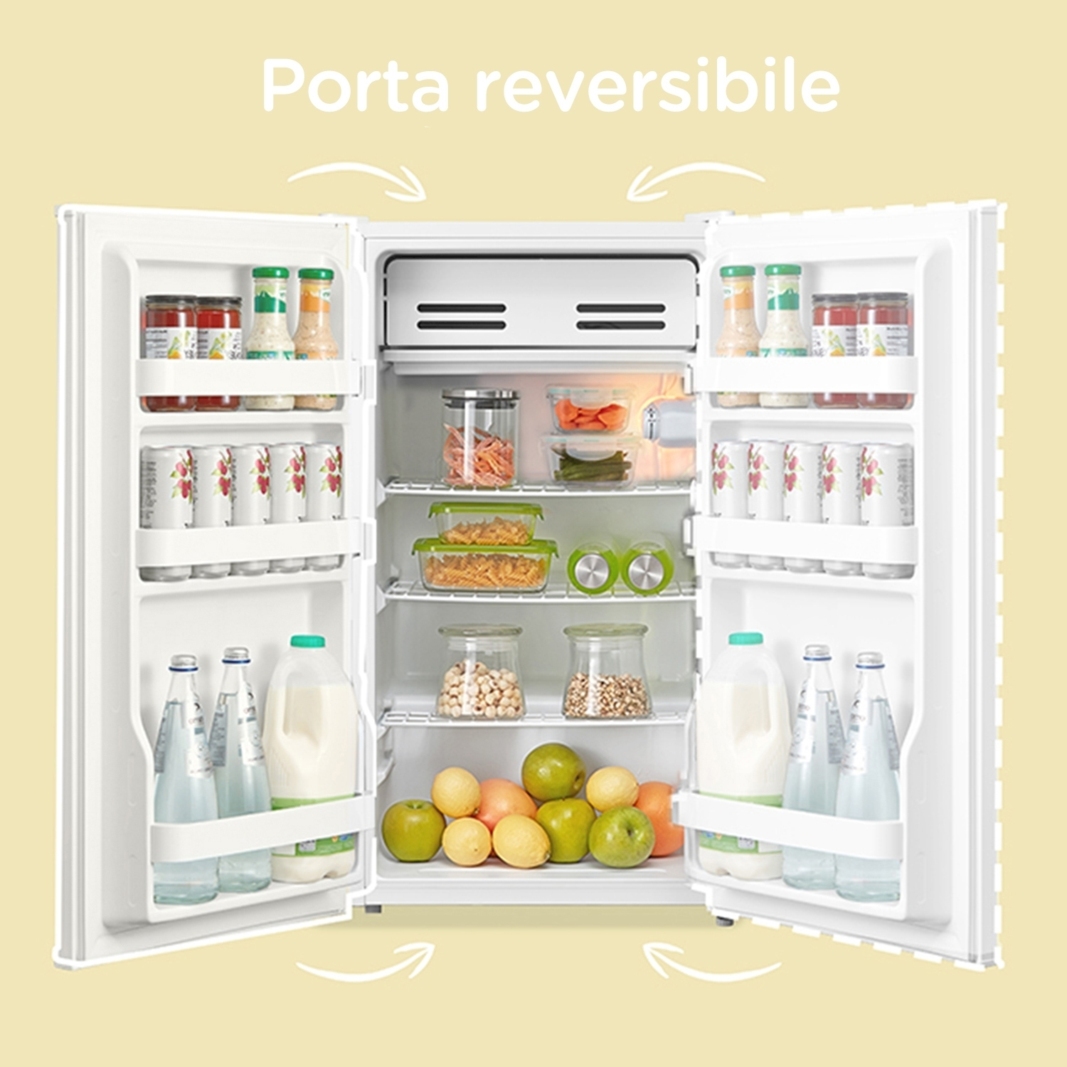 Un frigorifero con porte reversibili, aperto per rivelare ripiani con generi alimentari e vari alimenti.