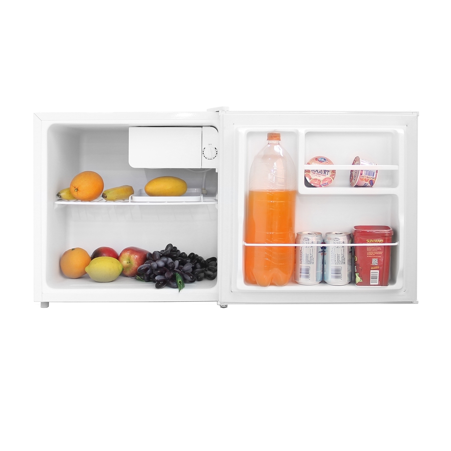 Un piccolo frigorifero bianco con la porta aperta, che mostra frutta, bevande e yogurt.