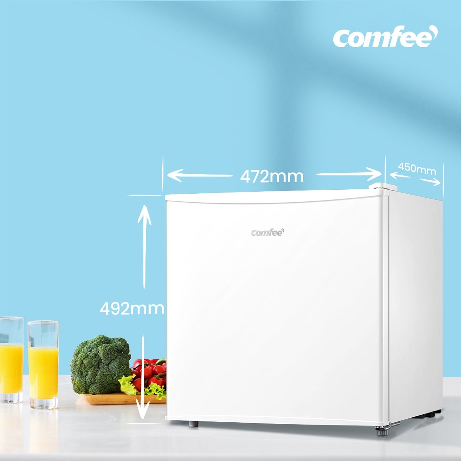 Un mini-frigo Comfee bianco con dimensioni e sfondo blu.
