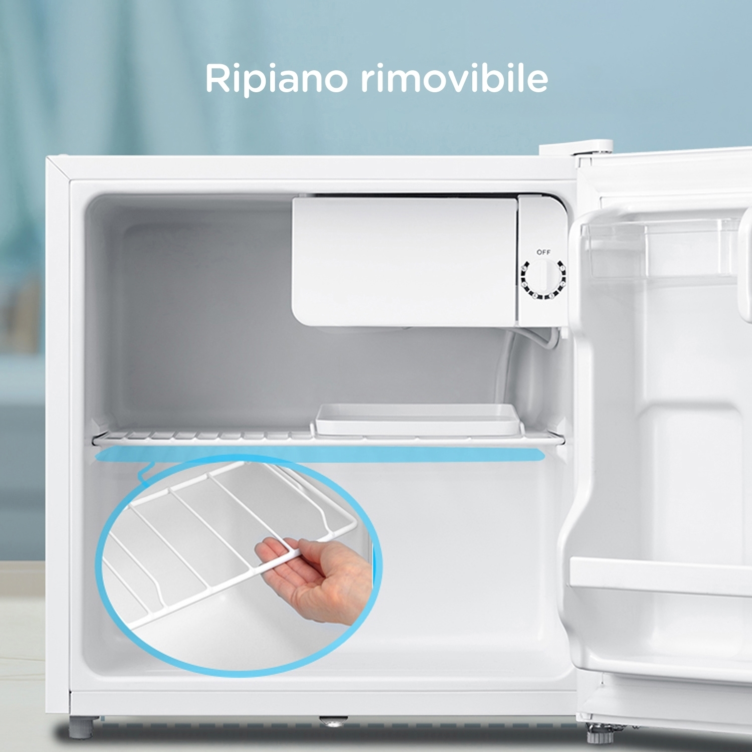 Mini frigo bianco con porta aperta, interno con ripiano e illustrazione mano.