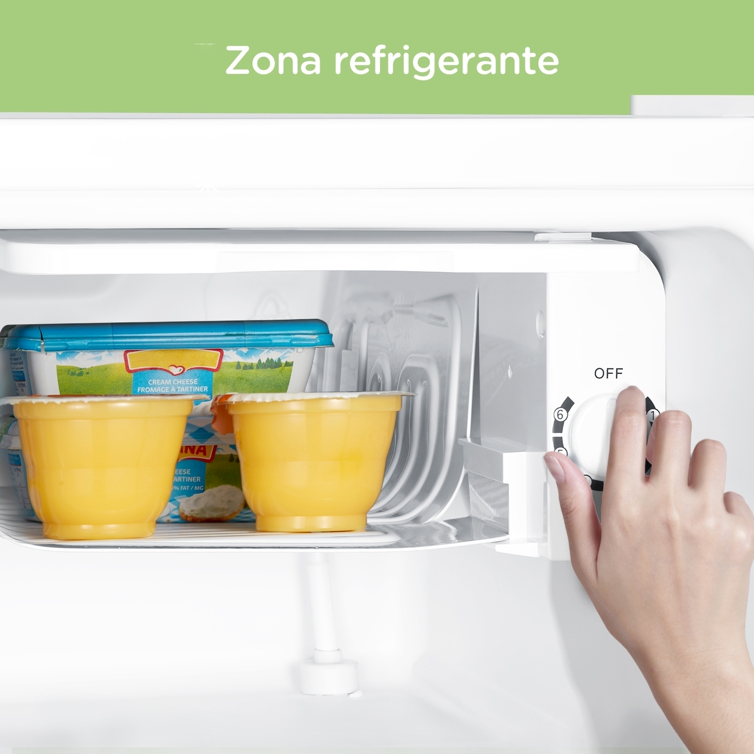 Interno del frigorifero con alimenti, con una mano che gira la manopola di controllo della temperatura.