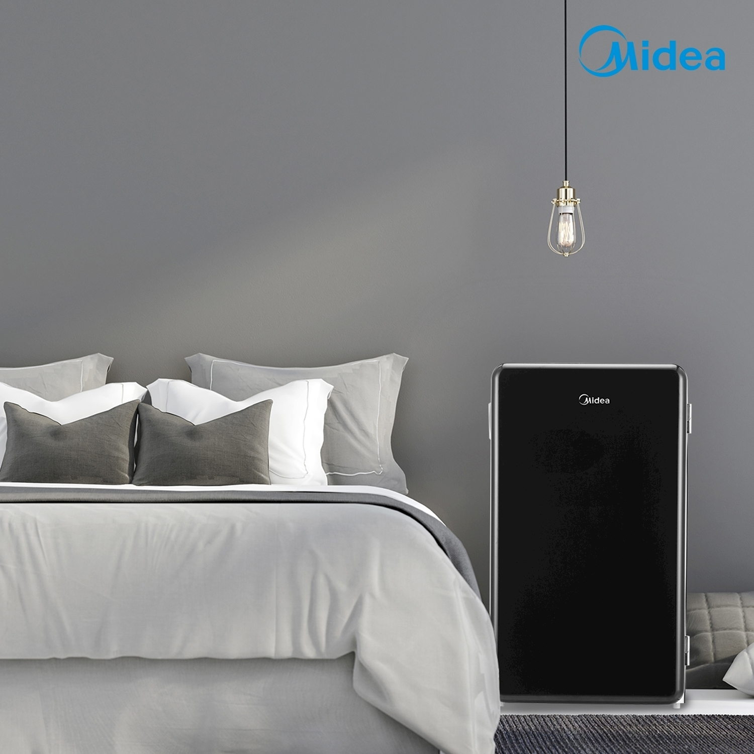 Una scena di camera da letto con un condizionatore d'aria Midea nero accanto al letto, con una luce sospesa.