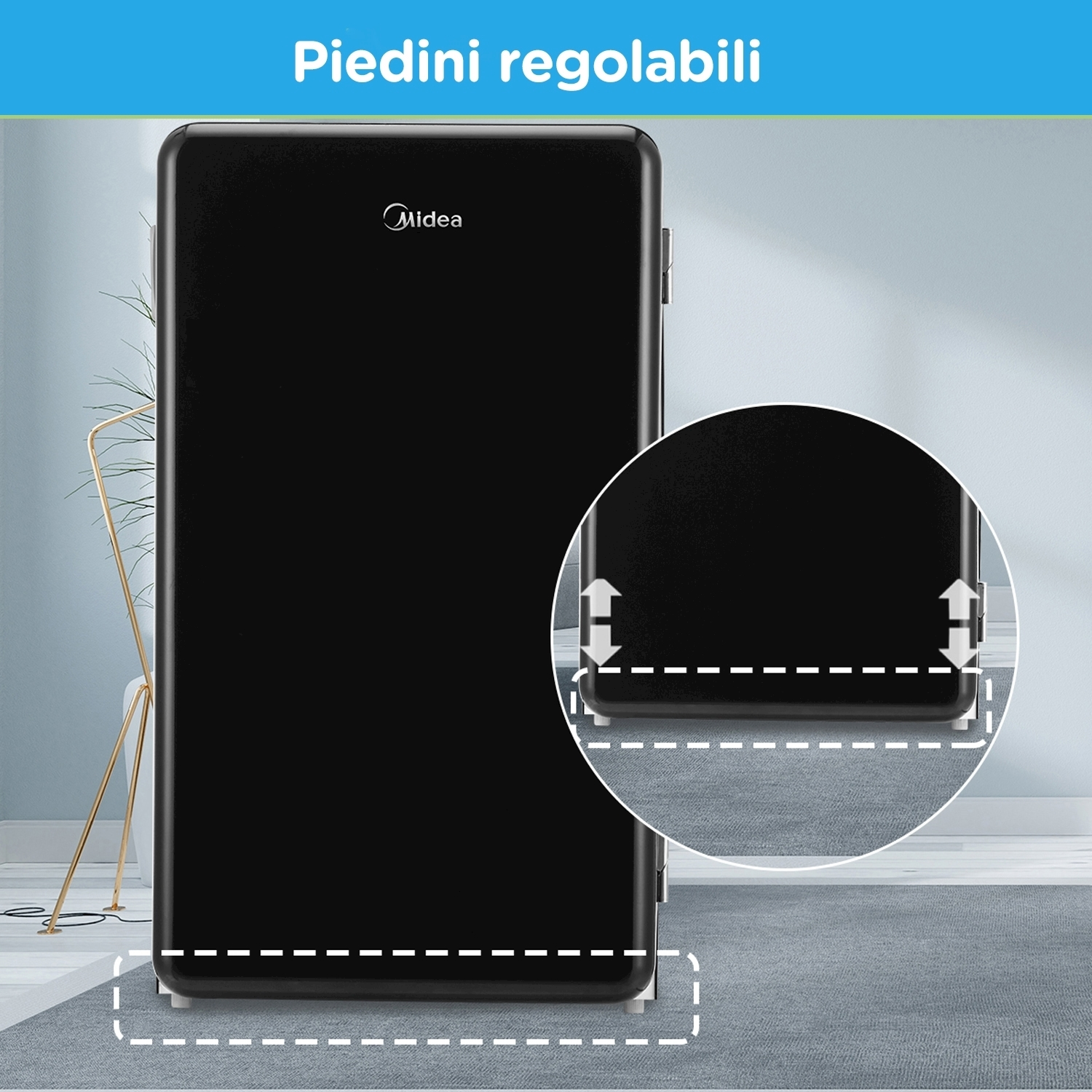 Mini-frigorifero nero con piedini regolabili, logo Midea, su tappeto grigio.