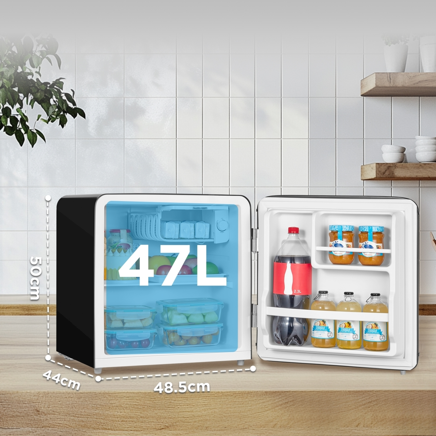 Un mini frigo nero con la porta socchiusa. All'interno ci sono bottiglie, barattoli e contenitori, che indicano lo stoccaggio.