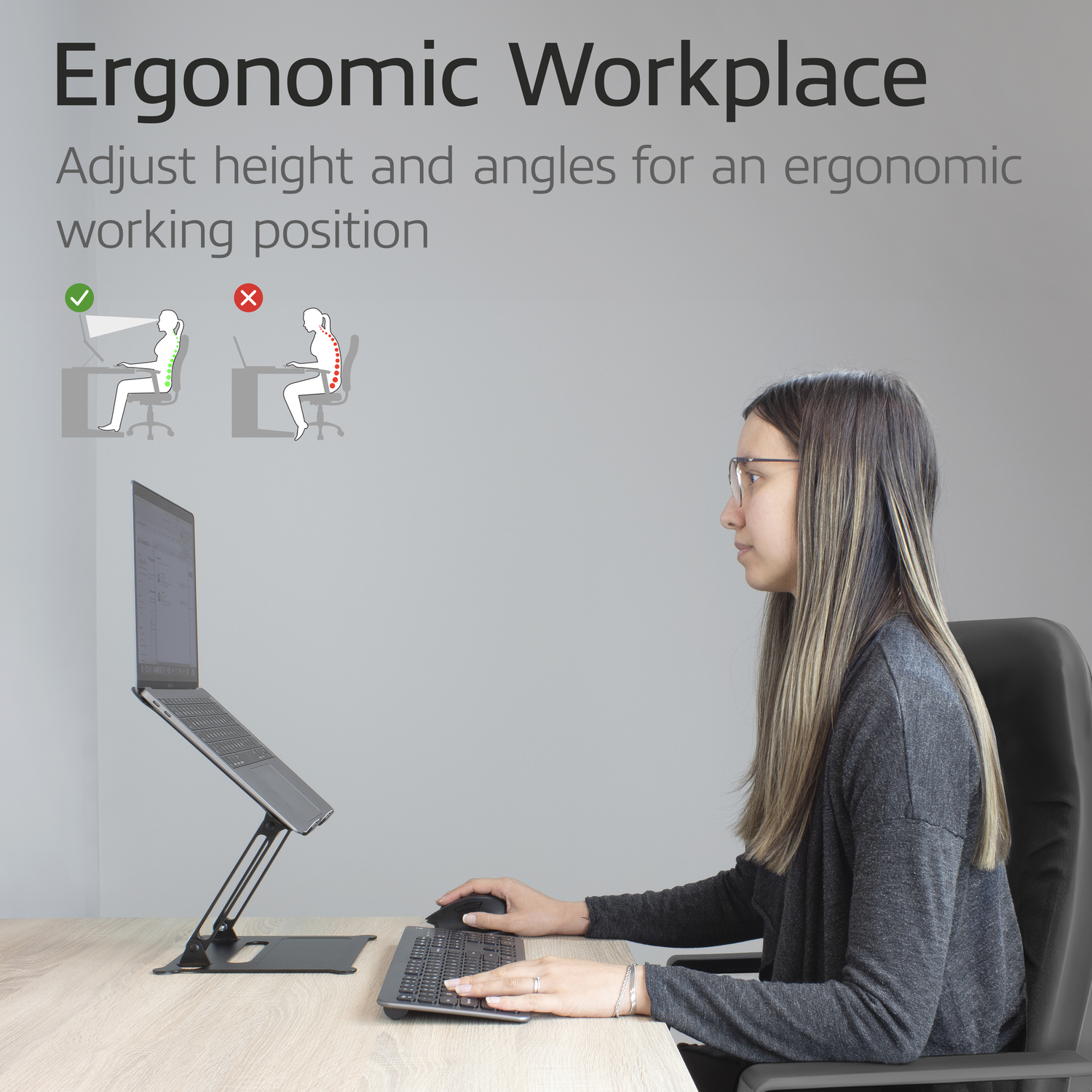 Vrouw die een laptop met standaard gebruikt, ergonomische werkplek.