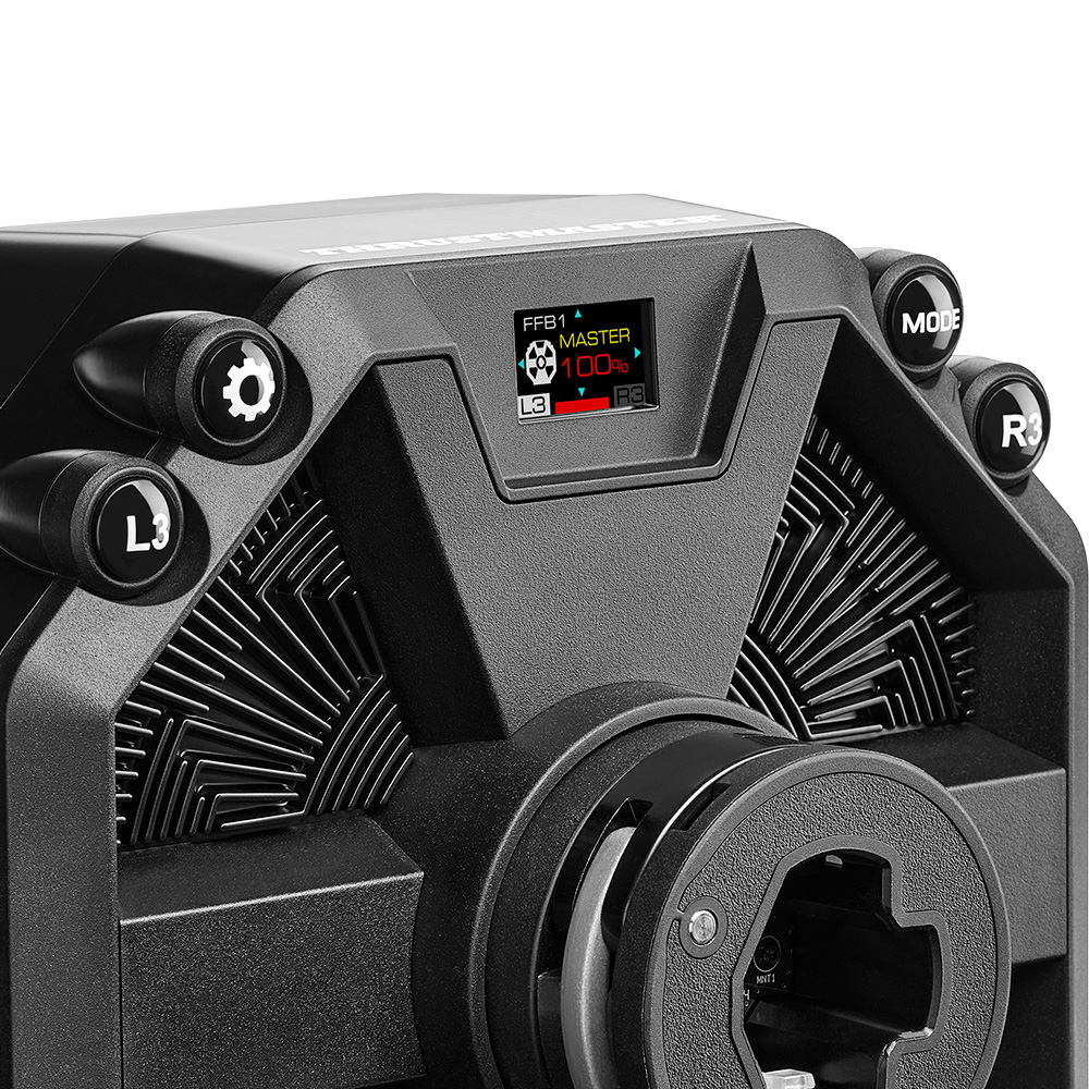 Primer plano de un volante de carreras negro con botones, una pantalla LCD y detalles de ventilación. La pantalla muestra 'Master 100%'. Botones etiquetados.