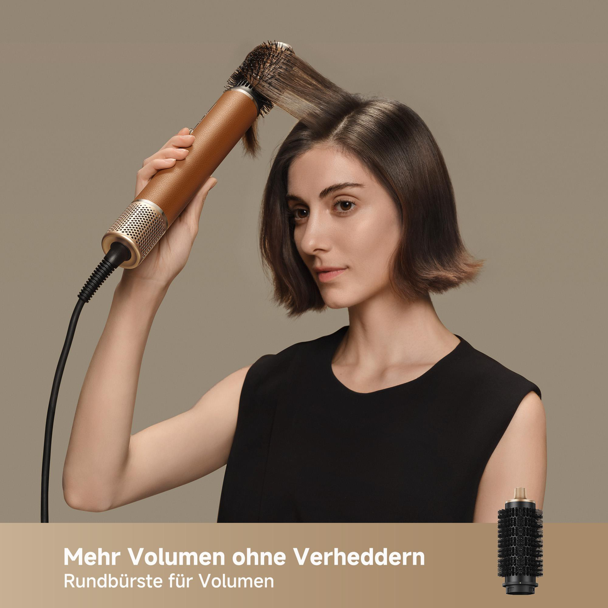 Eine Frau benutzt eine Stylingbürste. Eine zweite Bürste wird unten rechts gezeigt.