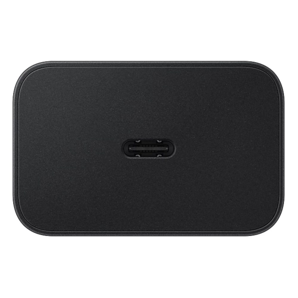 Schwarzes Ladegerät mit USB-C-Anschluss, auf weißem Hintergrund.