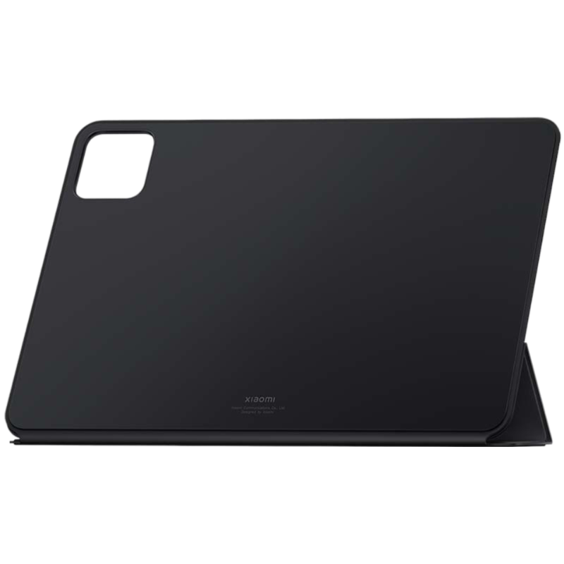 Funda de tableta negra, cerrada, con el logotipo de Xiaomi. La funda está sobre fondo blanco.