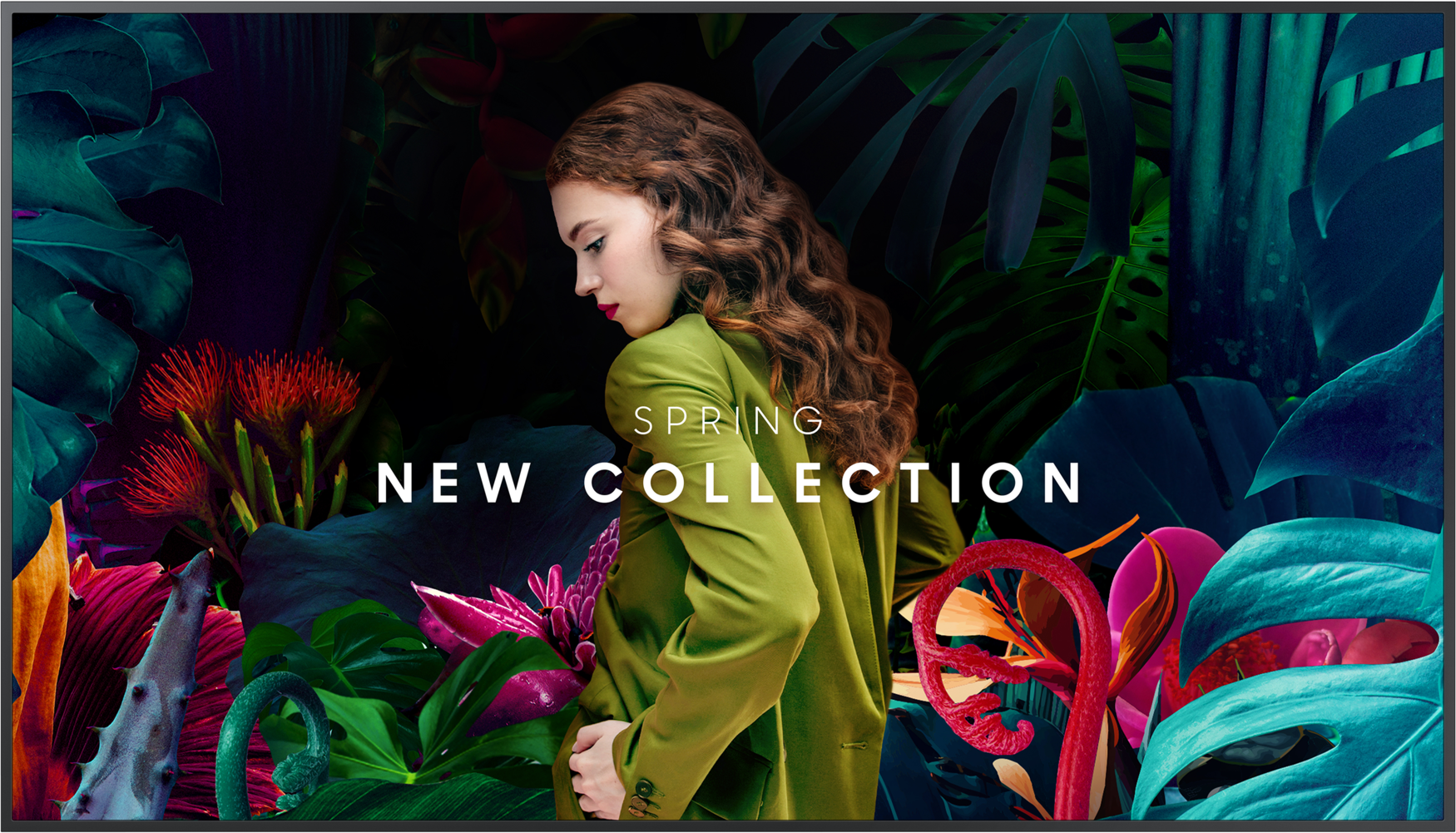 Eine Frau in einer grünen Jacke posiert vor tropischen Pflanzen. Text auf dem Bildschirm: New Collection.