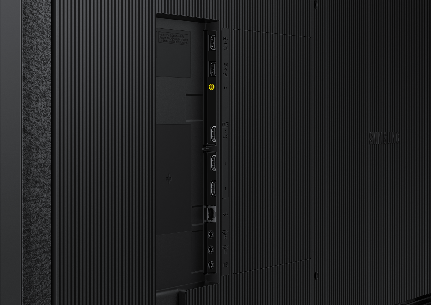 Nahaufnahme der Rückseite eines schwarzen Fernsehers mit Anschlüssen. HDMI, USB und andere Steckplätze sichtbar.