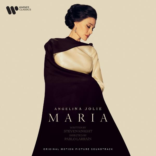 Angelina Jolie Maria szerepében sötét köpenyben, Warner Classics logó.