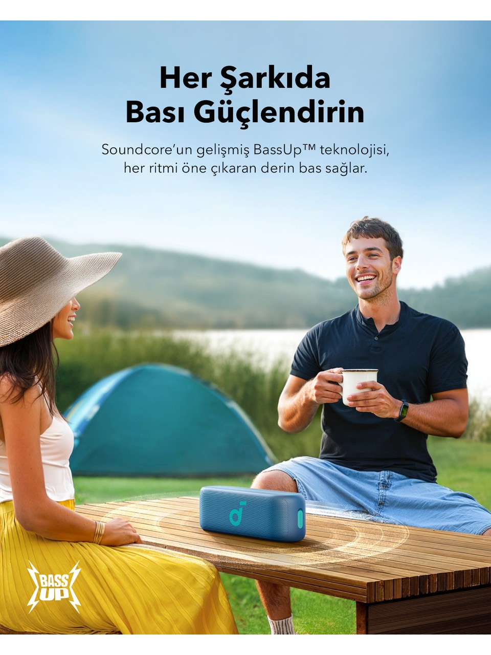 Mavi bir hoparlör ve metin ile erkek ve kadın: Bası güçlendirin.