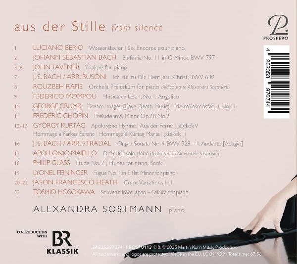 Offenes Notizbuch mit leeren Seiten, Stift und Radiergummi auf weißem Hintergrund.
