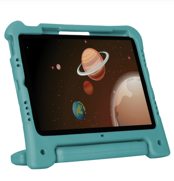 Uzay temalı bir illüstrasyon gösteren, turkuaz koruyucu kılıf içinde bir tablet.