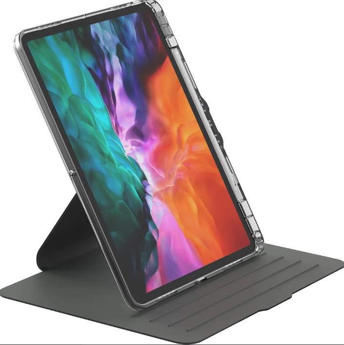 Koruyucu kılıf içinde bir iPad, açılı ve açık, bir masa üzerinde. Ekran bir görüntü gösteriyor.