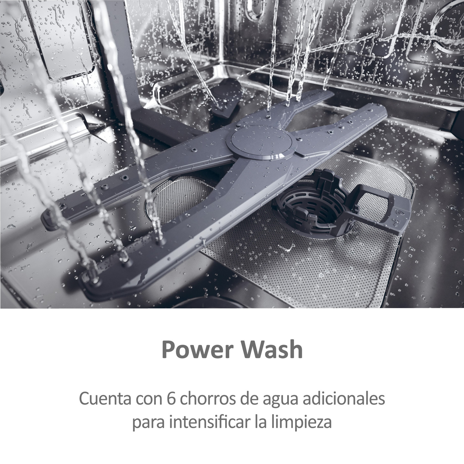 Interior de lavavajillas con chorros de agua rociando, mostrando un brazo rociador y una superficie limpia.