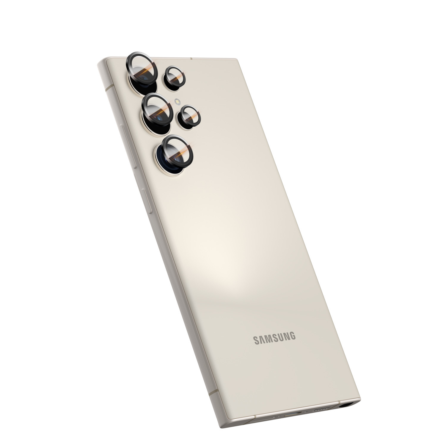 Achterkant van een crèmekleurige telefoon met meerdere cameralenzen. Het Samsung-logo is zichtbaar.