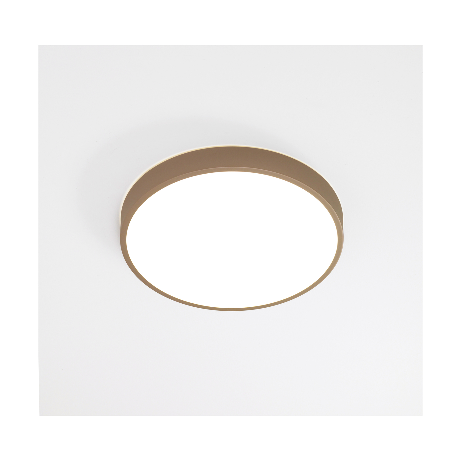 Una plafoniera rotonda con un anello esterno marrone e una luce bianca brillante emessa dal centro.