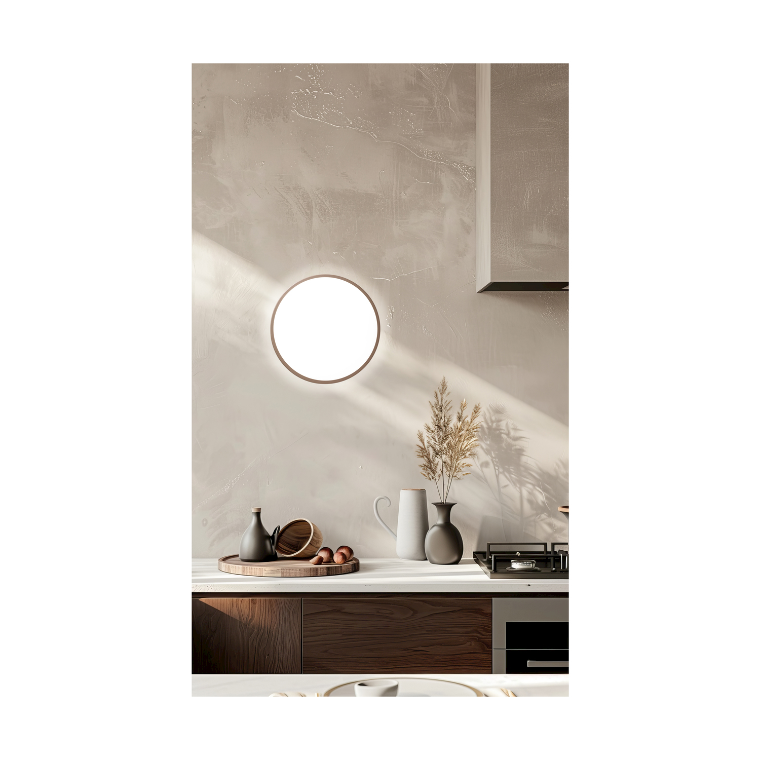 Interno cucina con una luce circolare accesa.