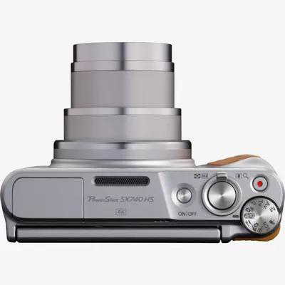 Silberne Kamera, Objektiv ausgefahren, Draufsicht, weißer Hintergrund. PowerShot SX740 HS-Etikett sichtbar.