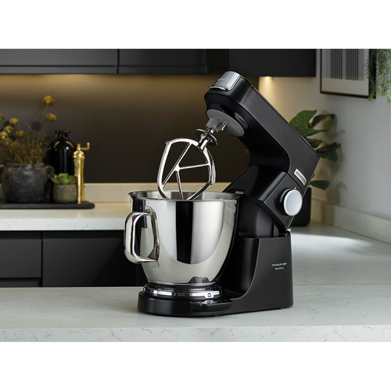 Un batteur sur socle noir Kenwood Titanium Chef Baker XL sur un comptoir.