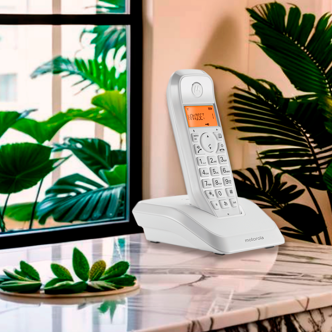 Fehér vezeték nélküli telefon fehér alapon, márvány felületen.