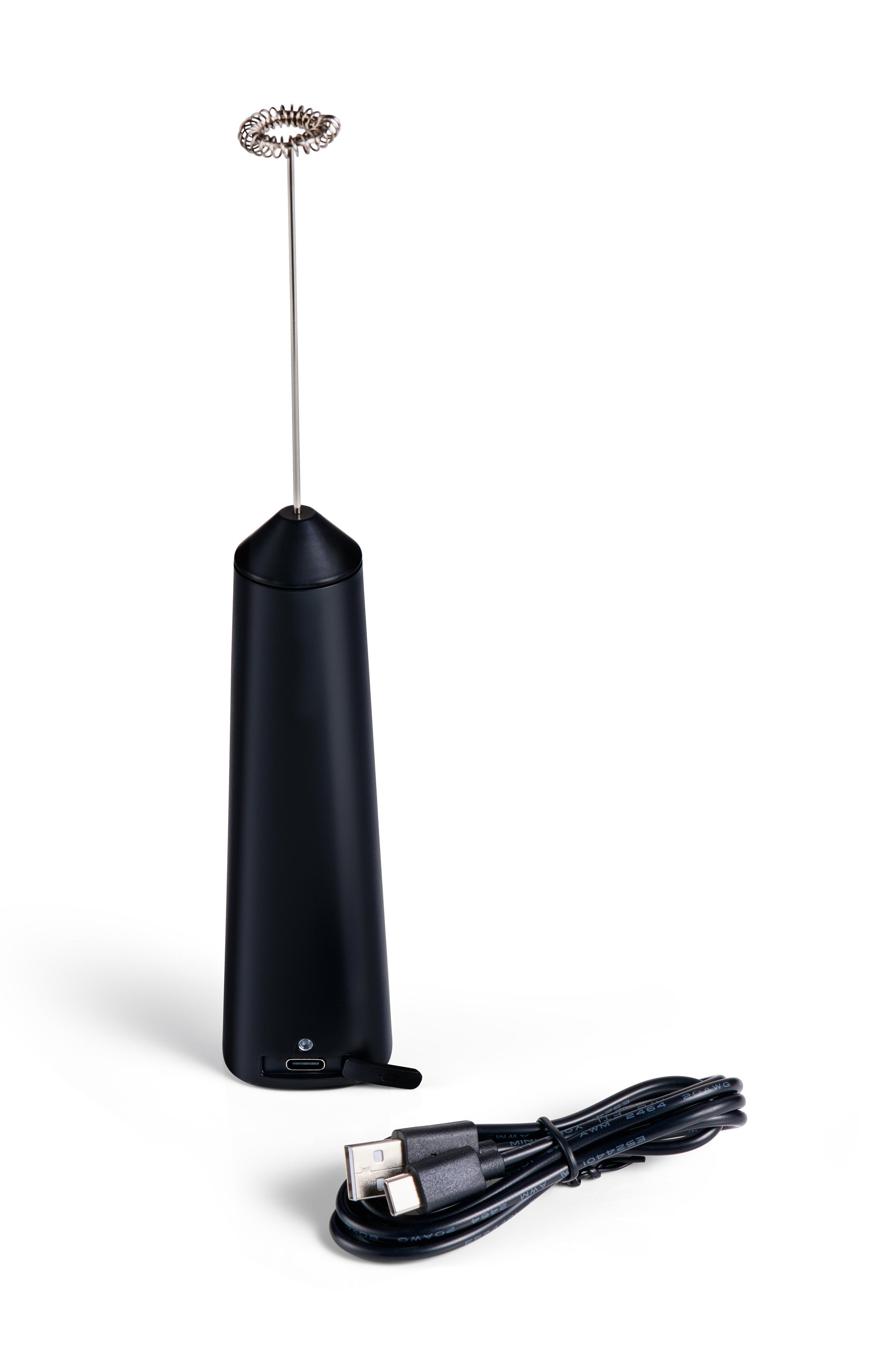 Ein schwarzer, handgehaltener Milchaufschäumer mit USB-Ladekabel auf weißem Hintergrund.