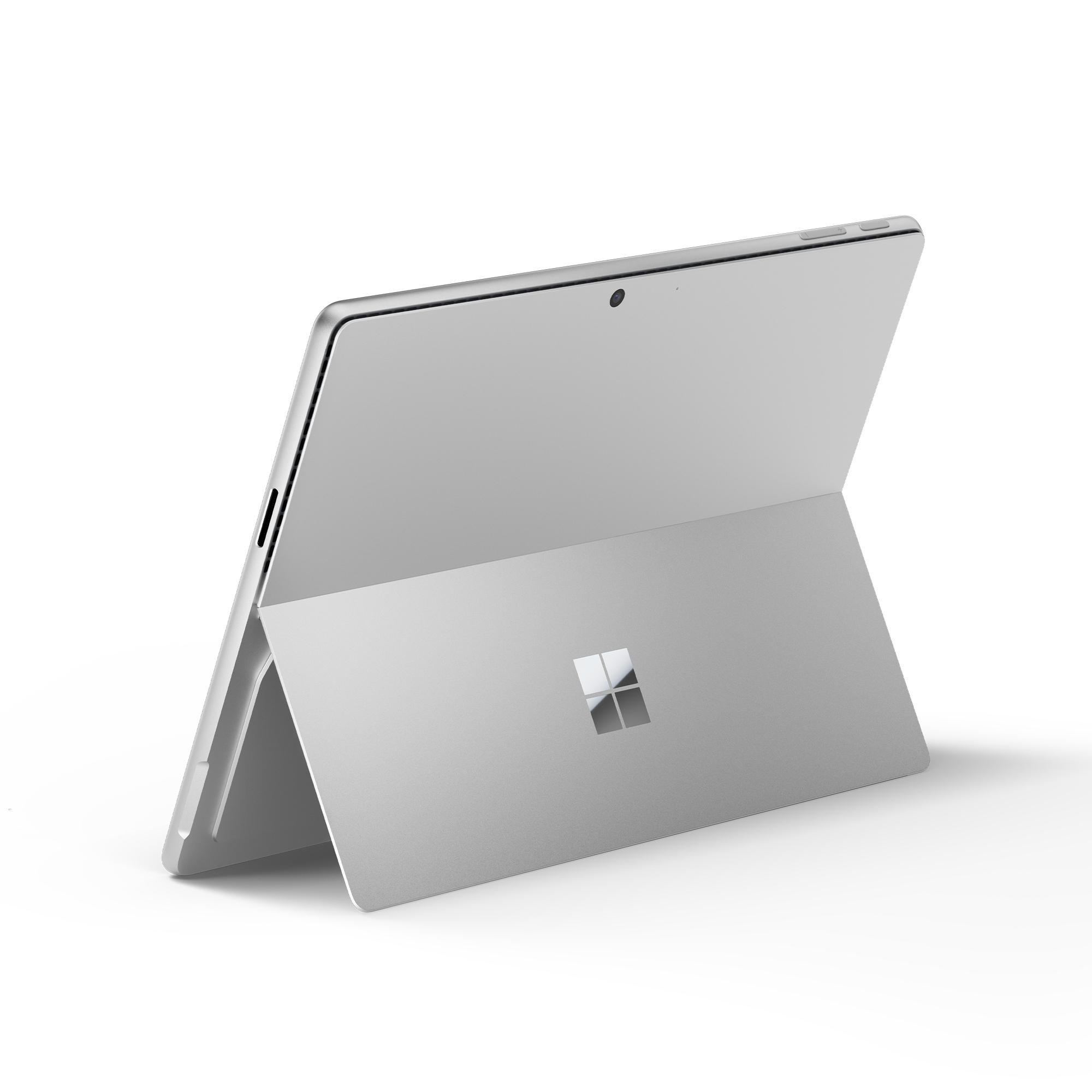 Silbernes Tablet mit geöffnetem Ständer, auf weißer Oberfläche. Microsoft-Logo sichtbar.