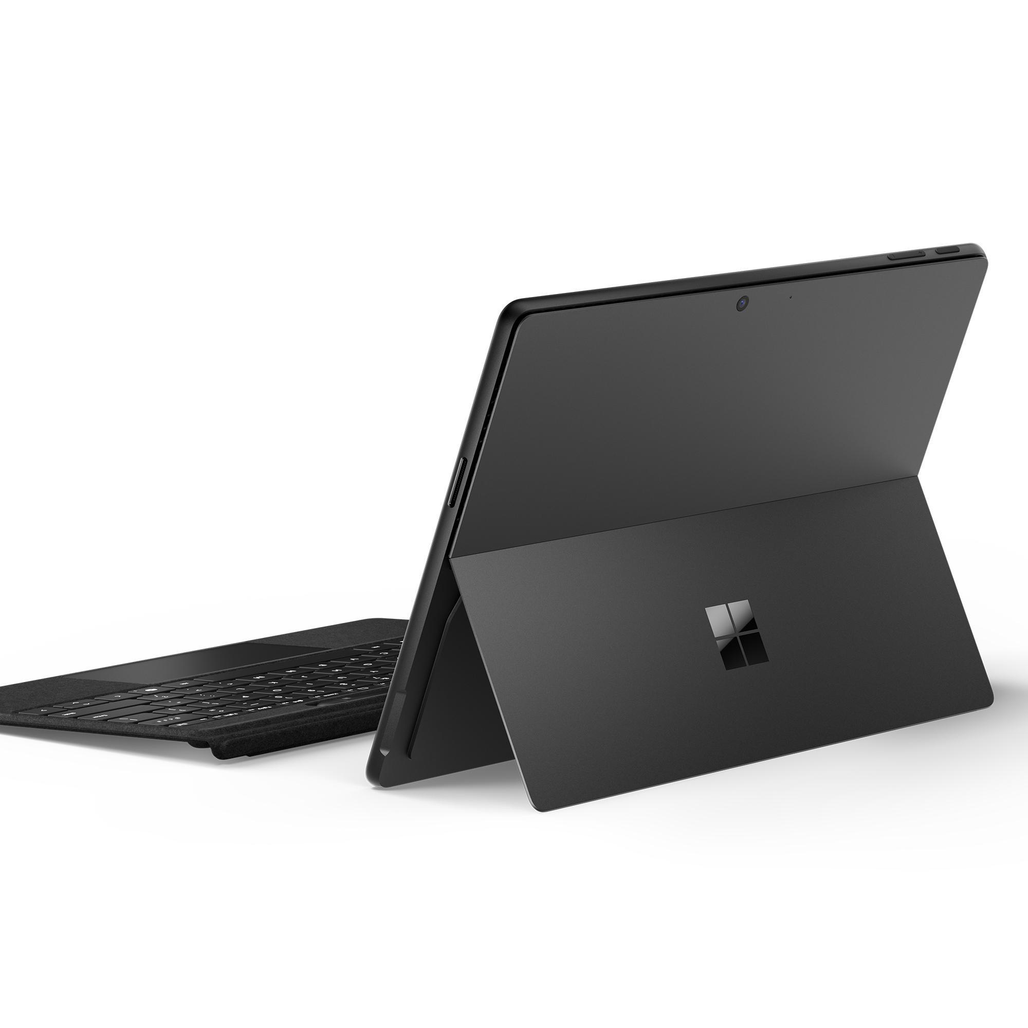 Schwarzes Surface Pro-Tablet mit Tastatur, Kickstand offen, weißer Hintergrund.