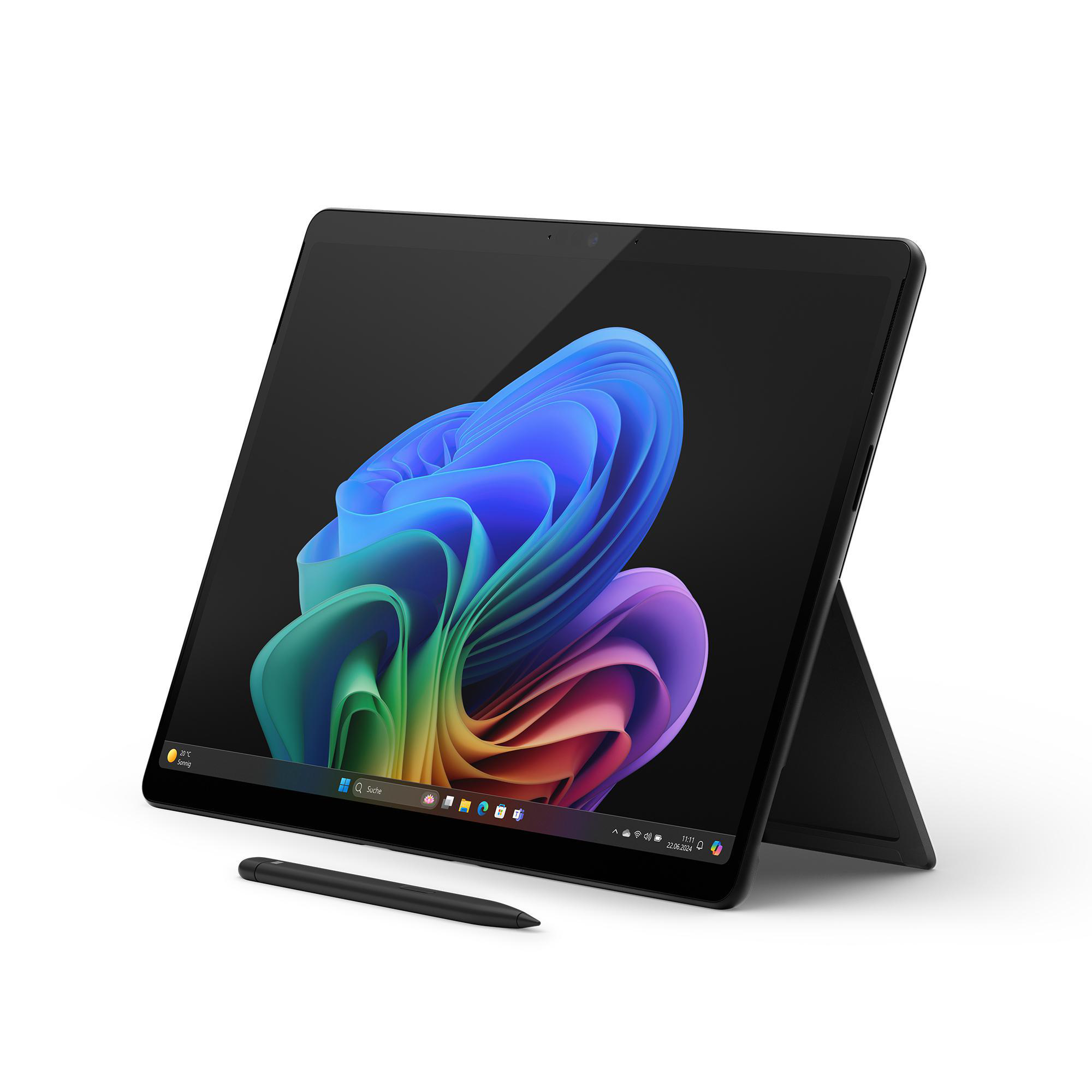 Ein schwarzes Microsoft Surface-Tablet mit Stift, aufgestellt, zeigt ein abstraktes farbenfrohes Bild.