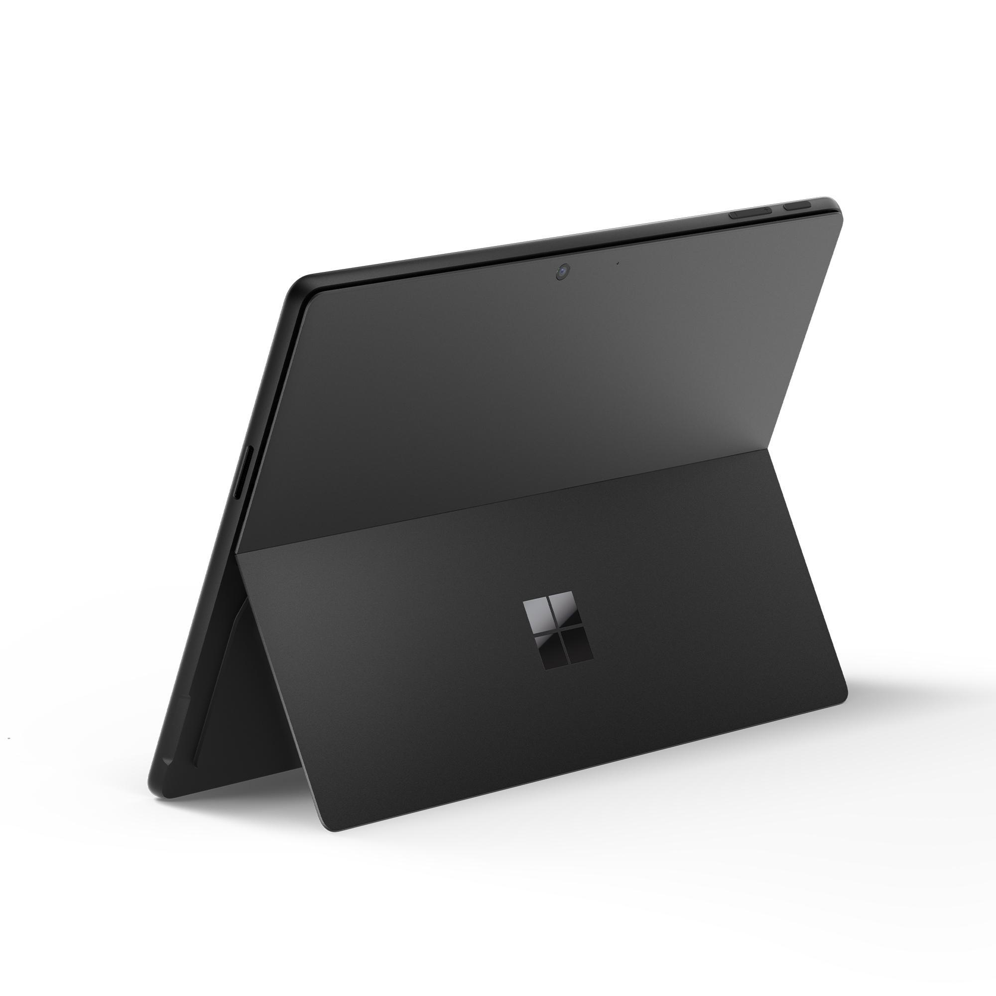Schwarzes Tablet hochgeklappt, Bildschirm offen. Weißer Hintergrund.