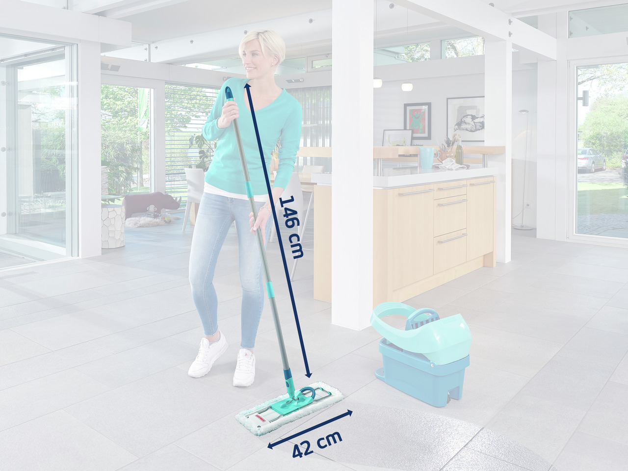 Eine Frau mit einem Wischmopp, Maße: 146 cm Höhe, 42 cm Breite, in einem hellen Raum.
