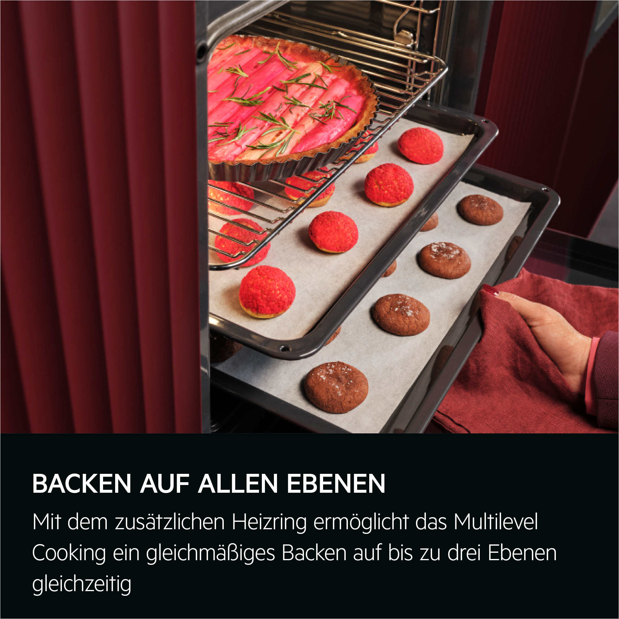 Ofen mit Gebäck auf Tabletts, Text über Backen auf mehreren Ebenen.