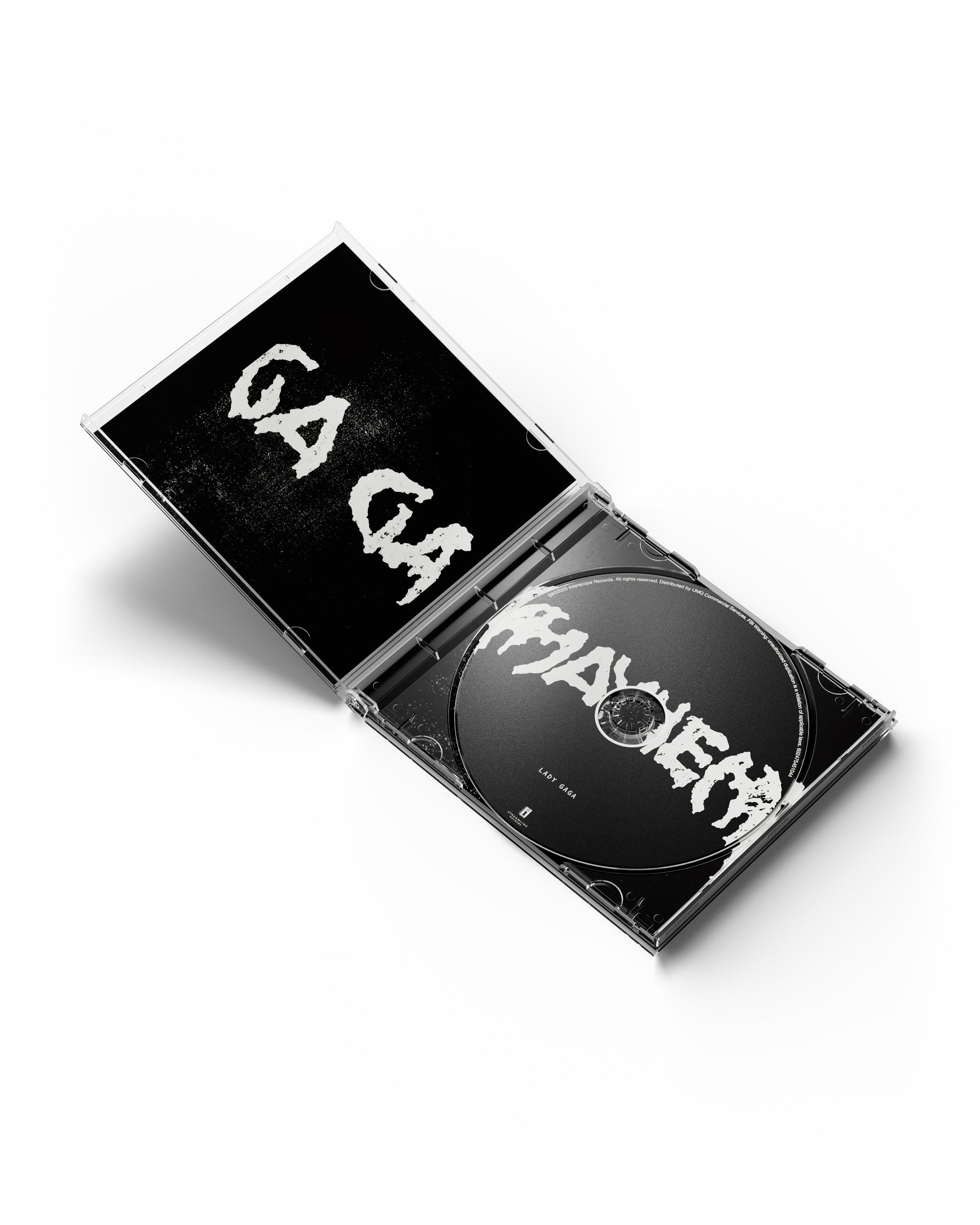 Geöffnete CD-Hülle. Schwarz-weiße CD mit Bandnamen. Schwarz-weißes Artwork.