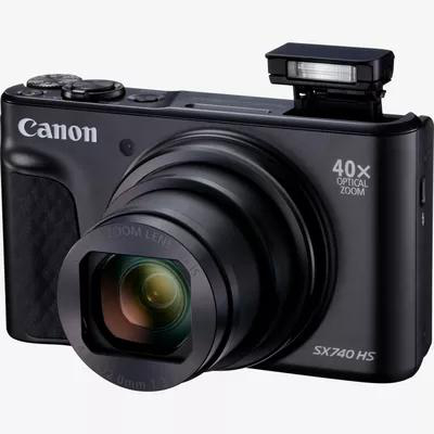 Schwarze Canon Kamera mit Blitz und Zoomobjektiv, schwarzer Hintergrund.