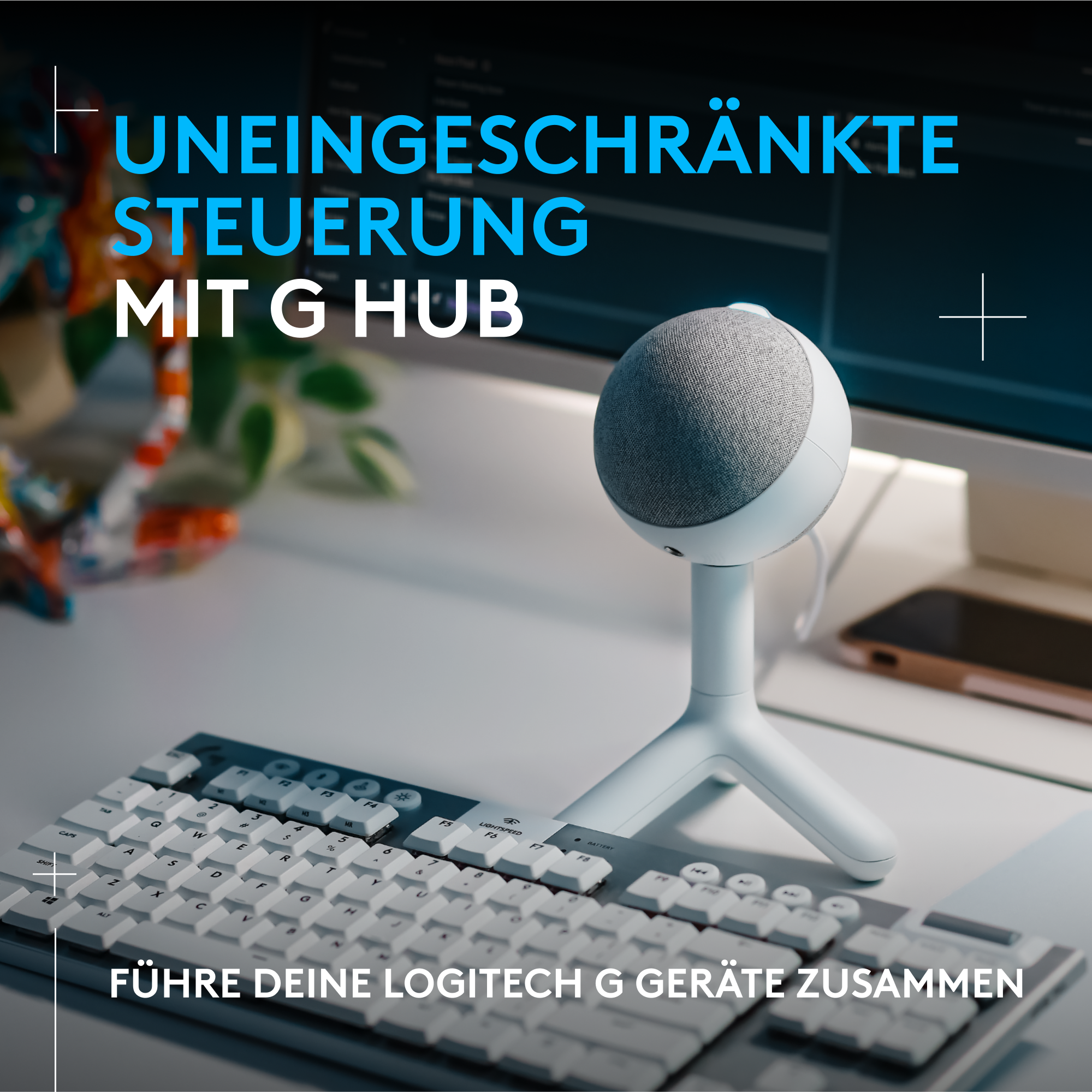 Ein kleiner weißer Lautsprecher auf einem Ständer mit einer Tastatur darunter. Der Hintergrund ist unscharf.