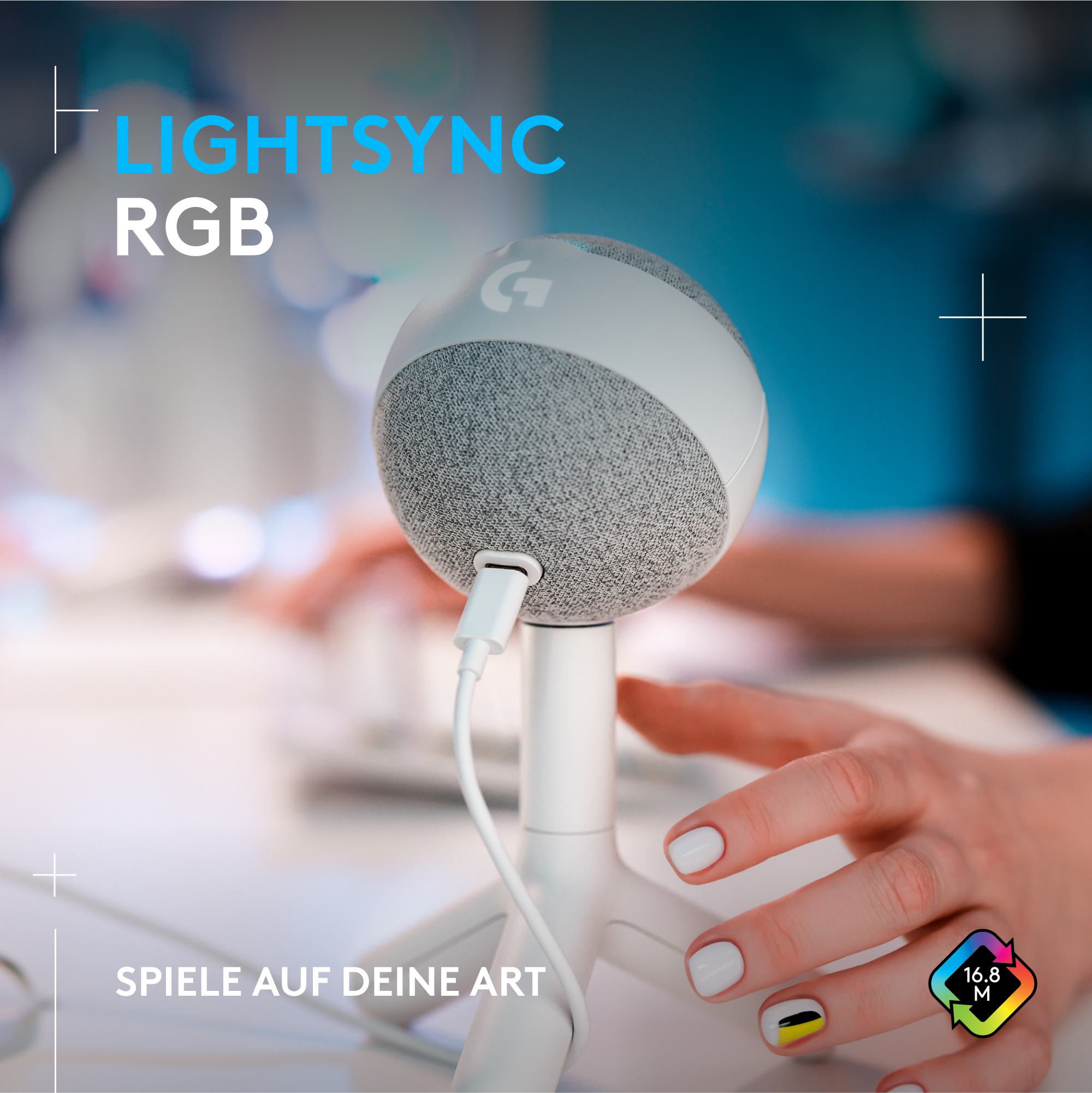 Weiß-grauer Lautsprecher mit weißem Kabel und Hand.