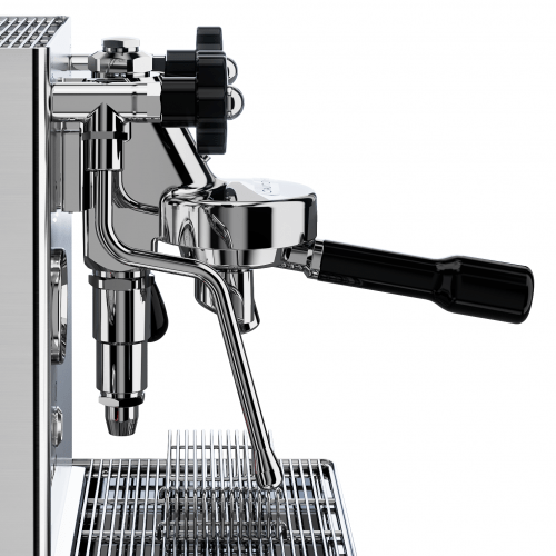Nahaufnahme einer Espressomaschine mit Chrom-Finish und schwarzem Griff.