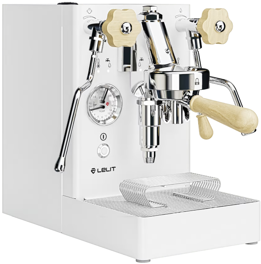 Macchina per espresso bianca con dettagli in legno. Dettagli argentati. Sfondo bianco.