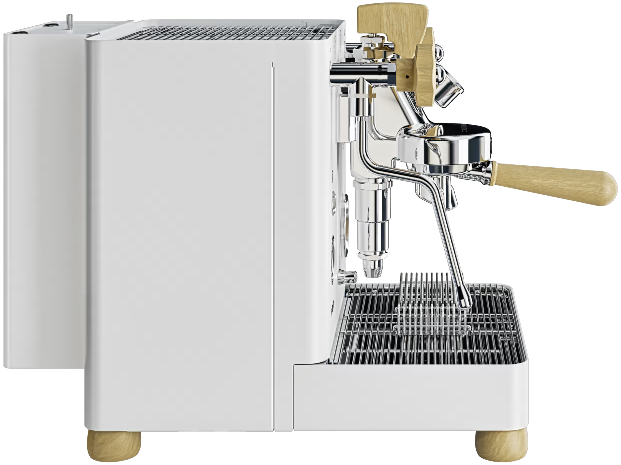 Eine weiße Espressomaschine mit Holzakzenten auf schwarzem Hintergrund.