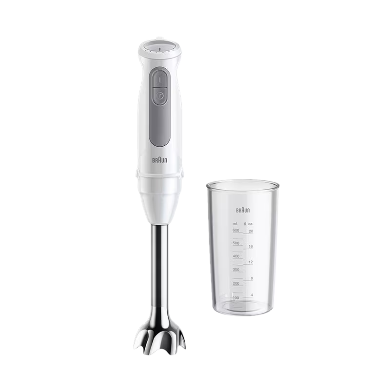 Mixeur plongeant Braun blanc avec un verre doseur. Mixeur a un bouton gris et un cadran.