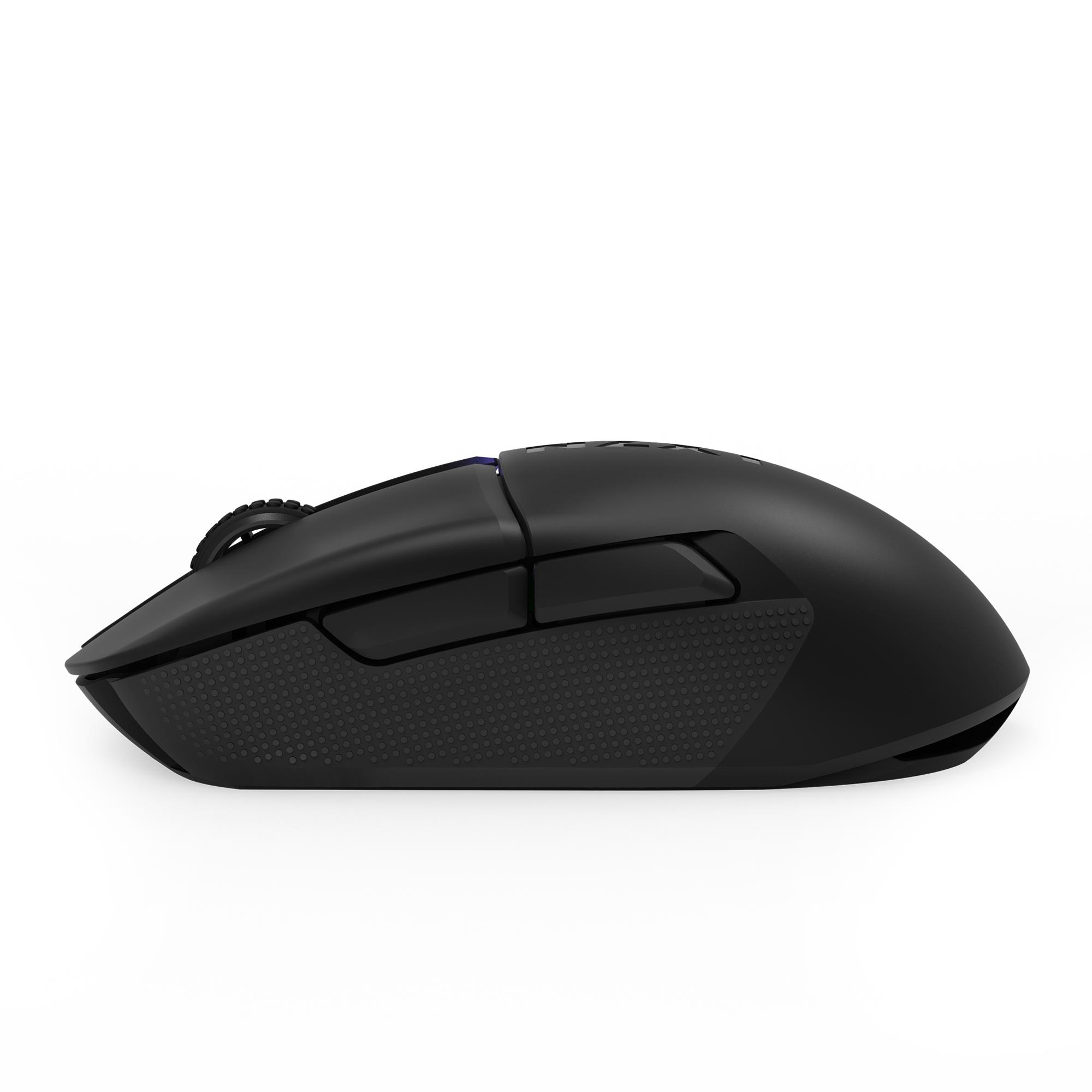 Schwarze Gaming-Maus mit strukturierter Grifffläche und Tasten. Profilansicht, weißer Hintergrund.