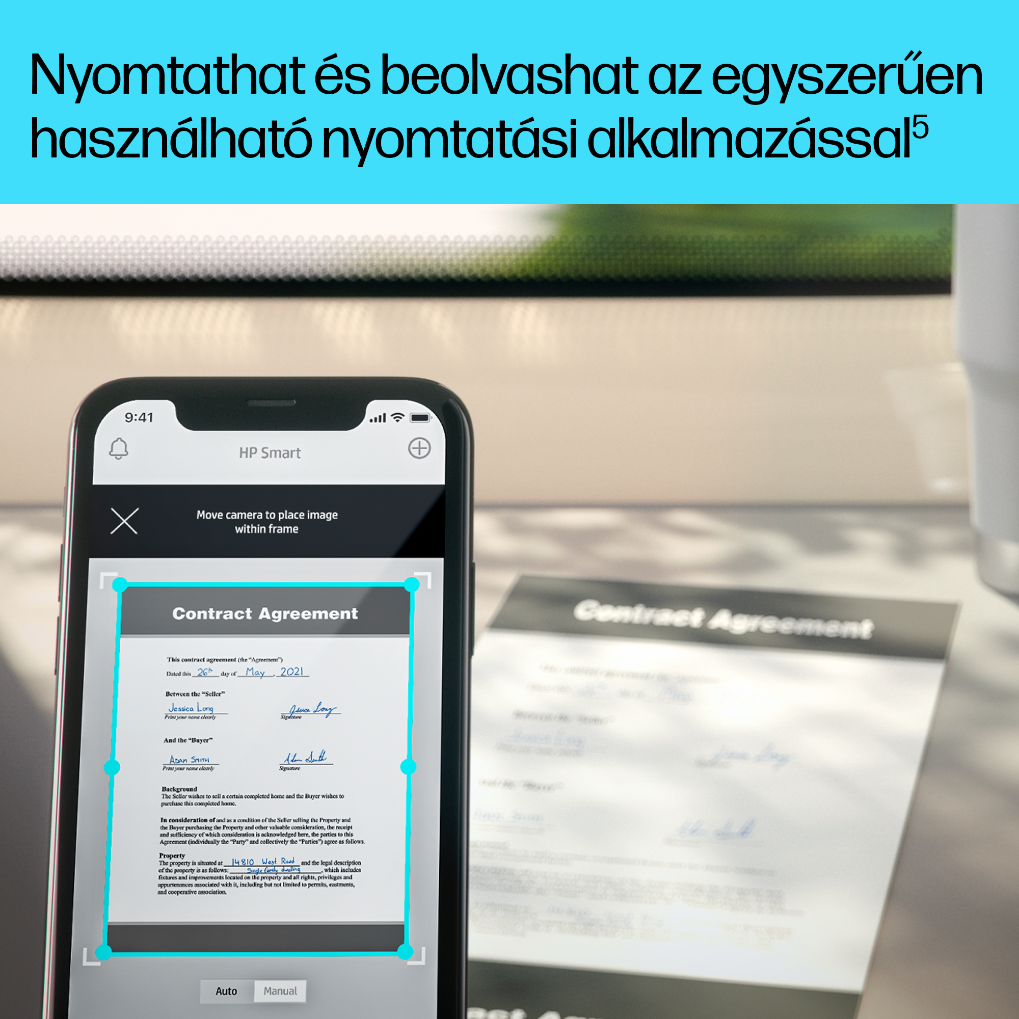 Egy okostelefon egy szerződést szkennel a HP Smart alkalmazással, a szöveget mutatva.