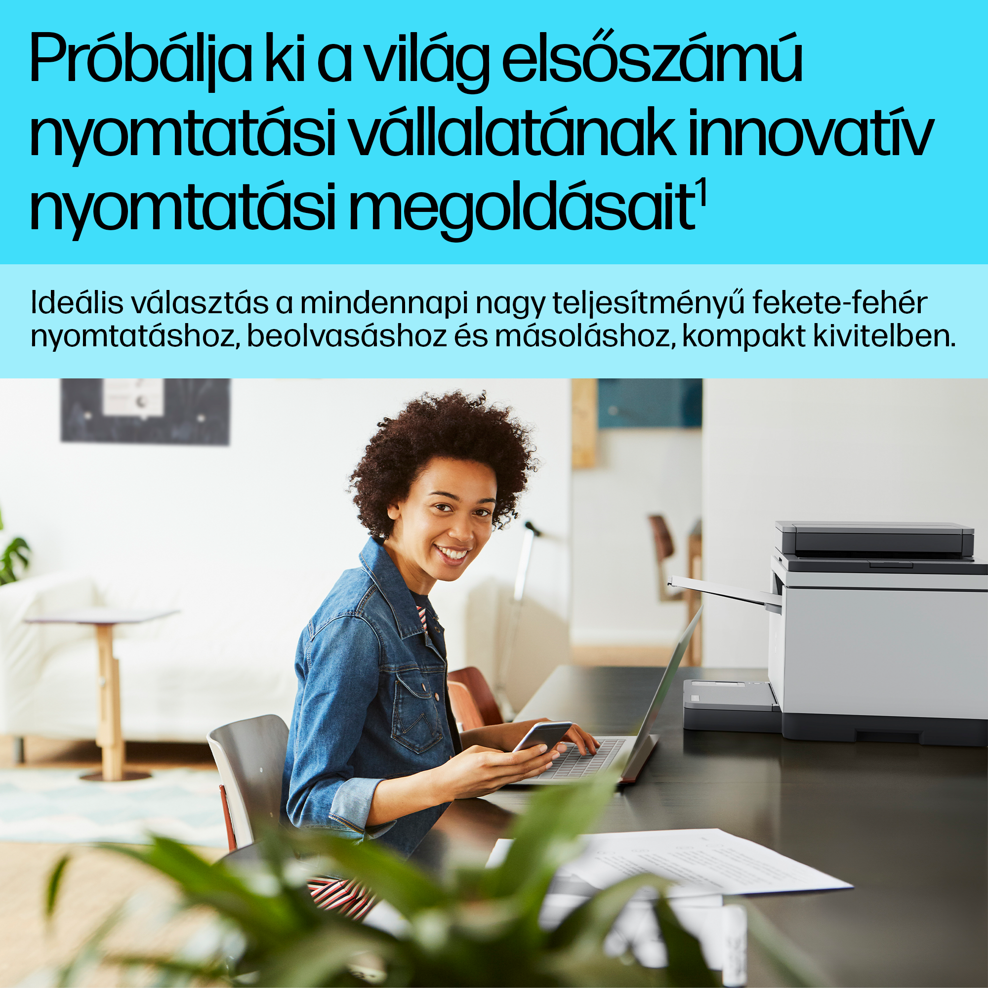 Egy nő mosolyog, miközben laptopot és okostelefont használ egy nyomtató közelében.