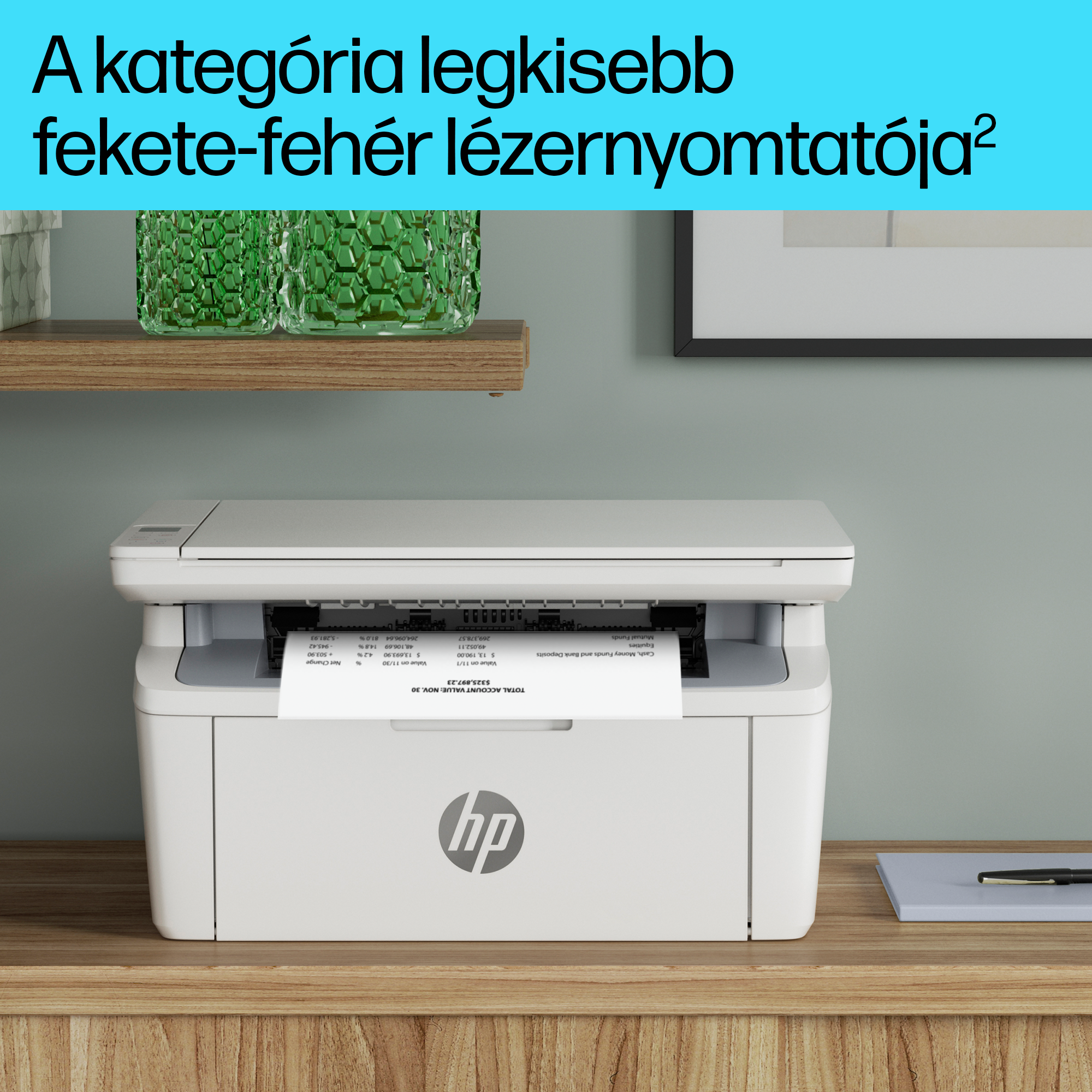 Fehér HP nyomtató egy fa asztalon, dokumentumot nyomtat. Zöld üvegvázák a felette lévő polcon.