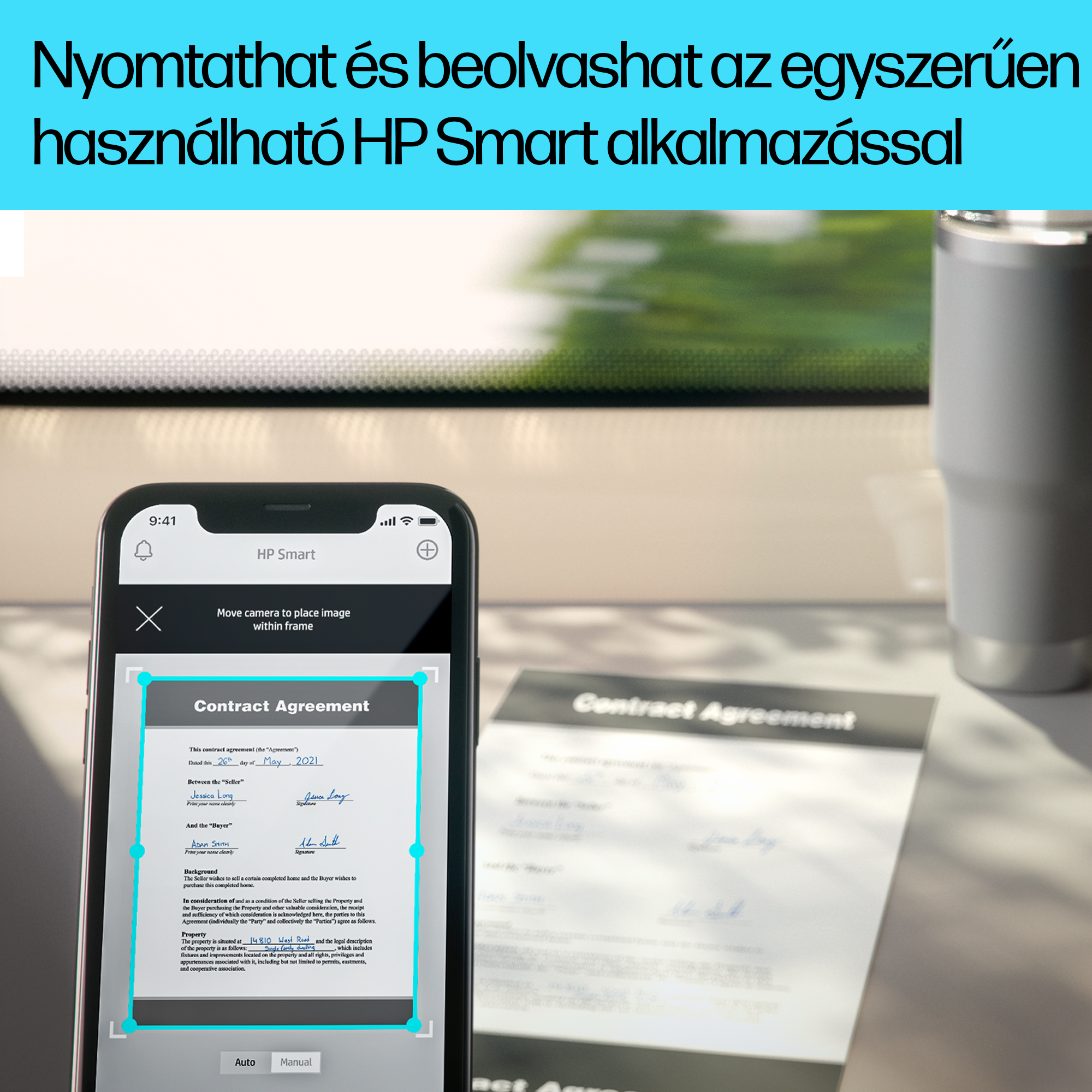 Egy okostelefon szerződéses megállapodást szkennel. A megállapodás papírja a közelben.