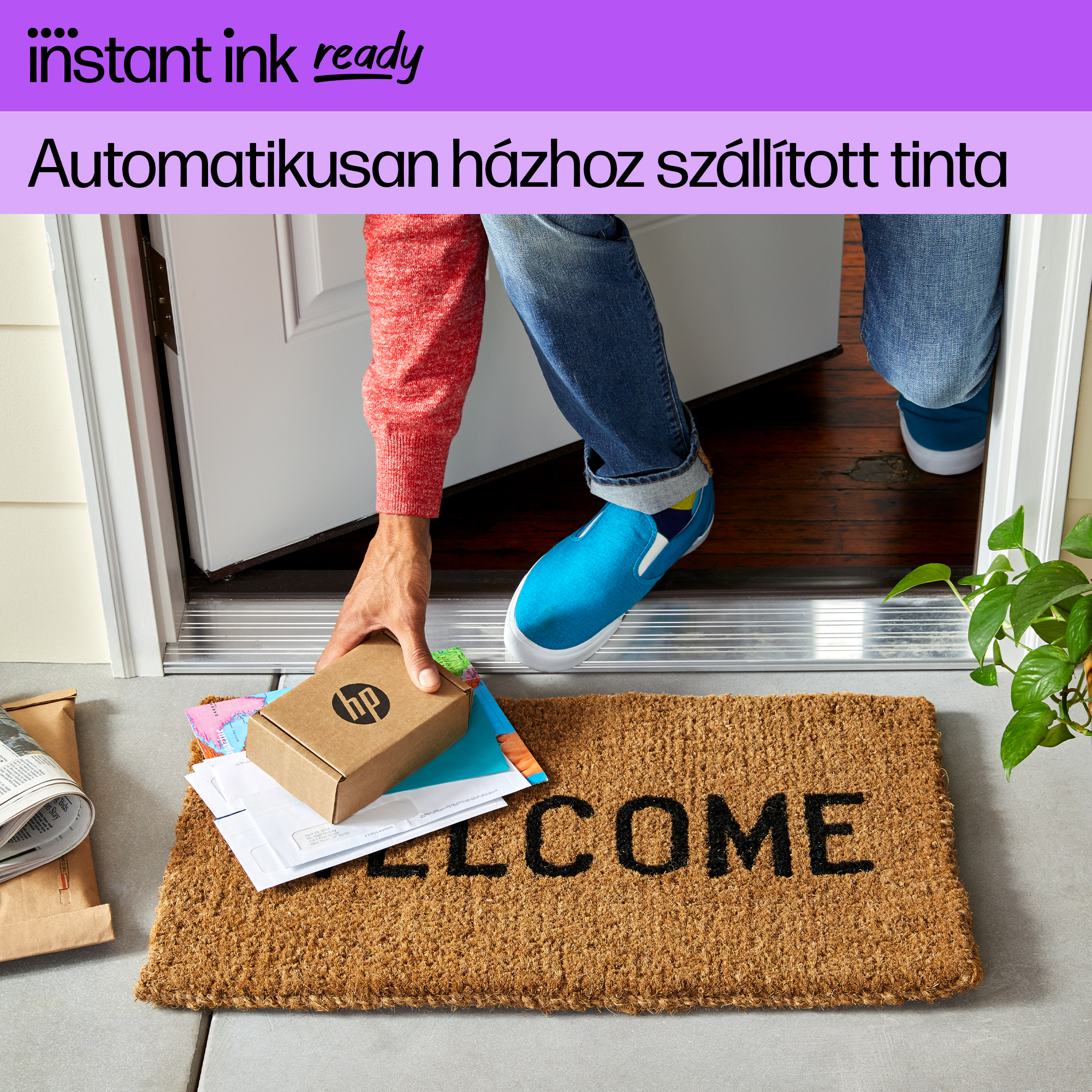 Egy személy csomagot kézbesít a küszöbön, welcome mat és újságok mellett.