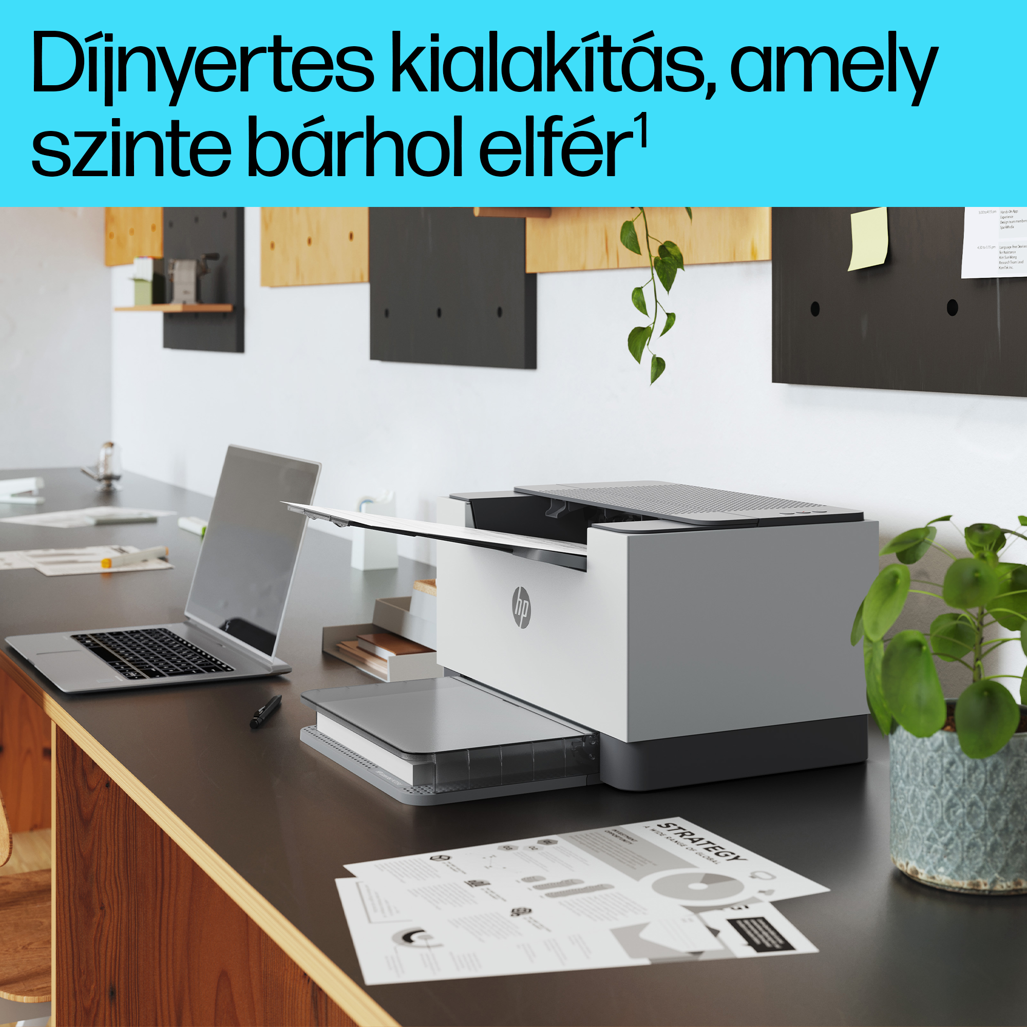 Egy fehér és szürke nyomtató egy fekete asztalon van. Papírok és egy laptop van a közelben, virágcserepekben növényekkel.